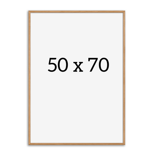 Stilfuld 50x70 ramme i massiv eg fra HelloPoster – perfekt til at fremhæve dine yndlingsplakater.
