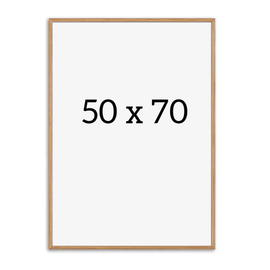 Stilfuld 50x70 ramme i massiv eg fra HelloPoster – perfekt til at fremhæve dine yndlingsplakater.