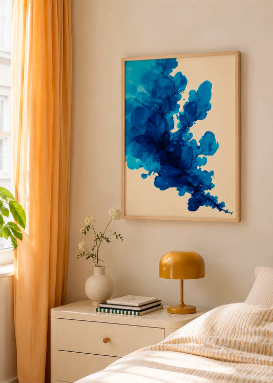 Deep Blue Something plakat fra Hello Poster i lys egetræsramme, stylet i et varmt soveværelse med orange gardiner, beige toner og bløde tekstiler.