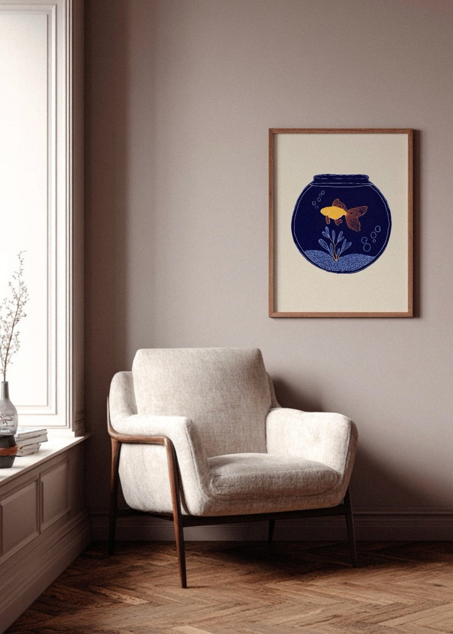 Fishy poster in scandinavian living room i dark tones