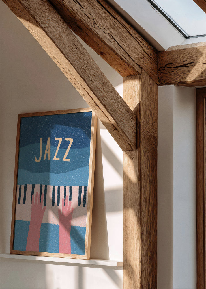 Plakaten Jazz fra Hello Poster i egetræsramme, stående på hylde under ovenlys med solstråler og varme trædetaljer.