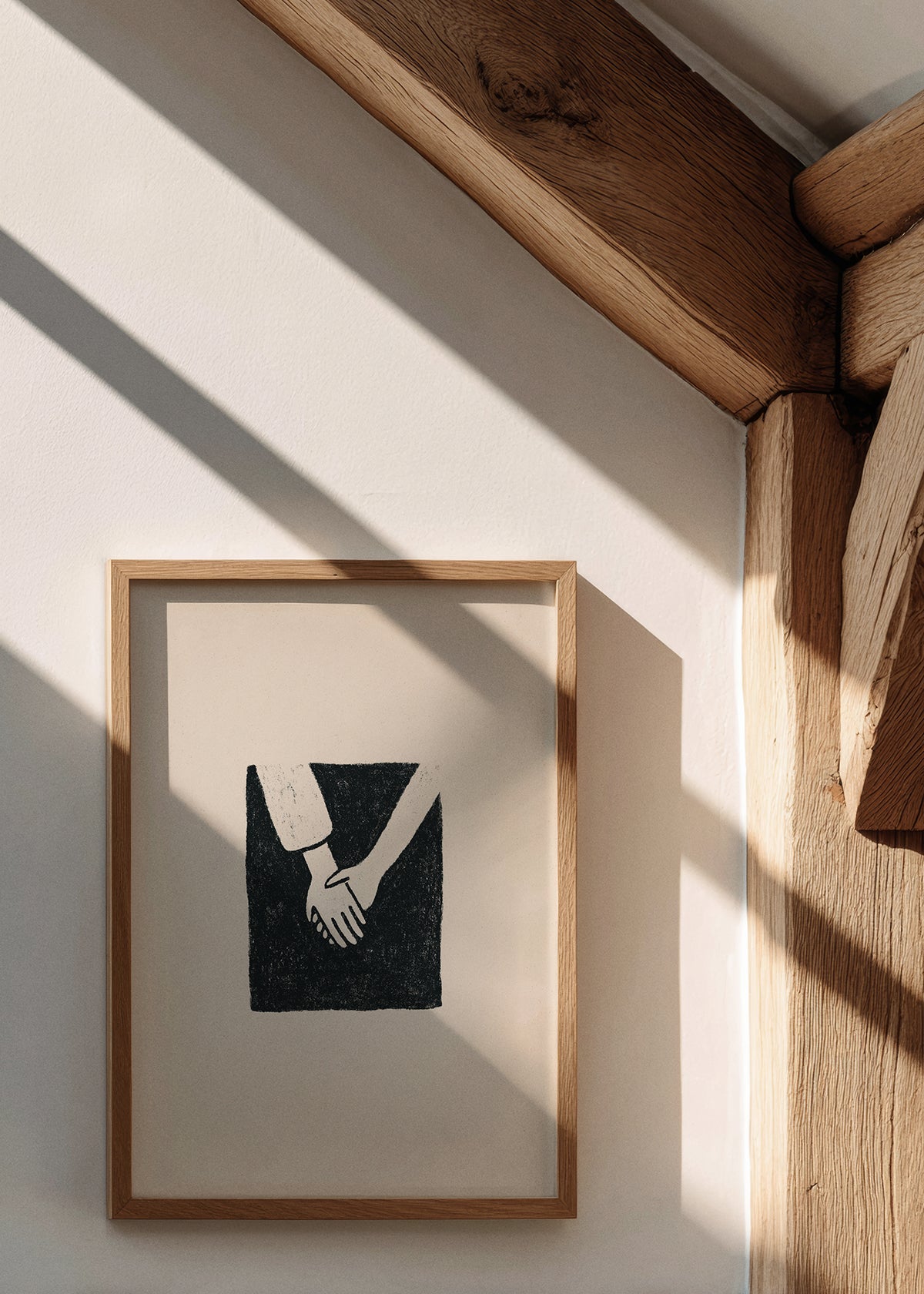 Minimalistisk plakat Togetherness fra Hello Poster i egetræsramme, hængende på lys væg i naturligt dagslys med bløde skygger.