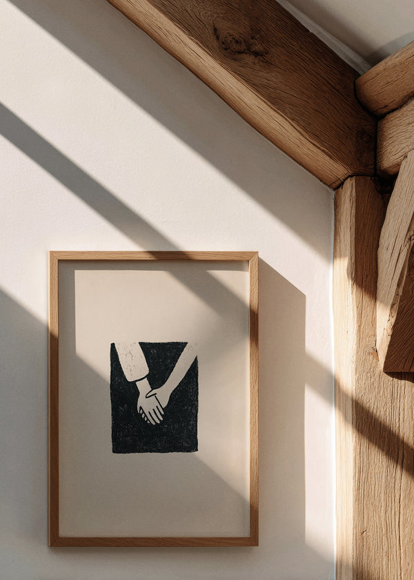 Minimalistisk plakat Togetherness fra Hello Poster i egetræsramme, hængende på lys væg i naturligt dagslys med bløde skygger.