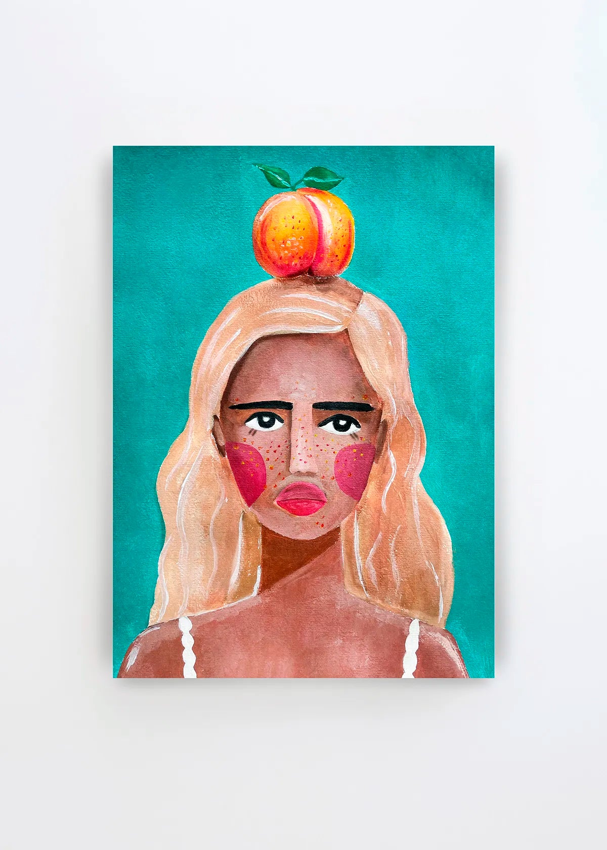Woman With Peach plakat af Raissa Oltmanns med et farverigt kvindeportræt, lyst hår, pink kinder, en fersken på hovedet og turkis baggrund.