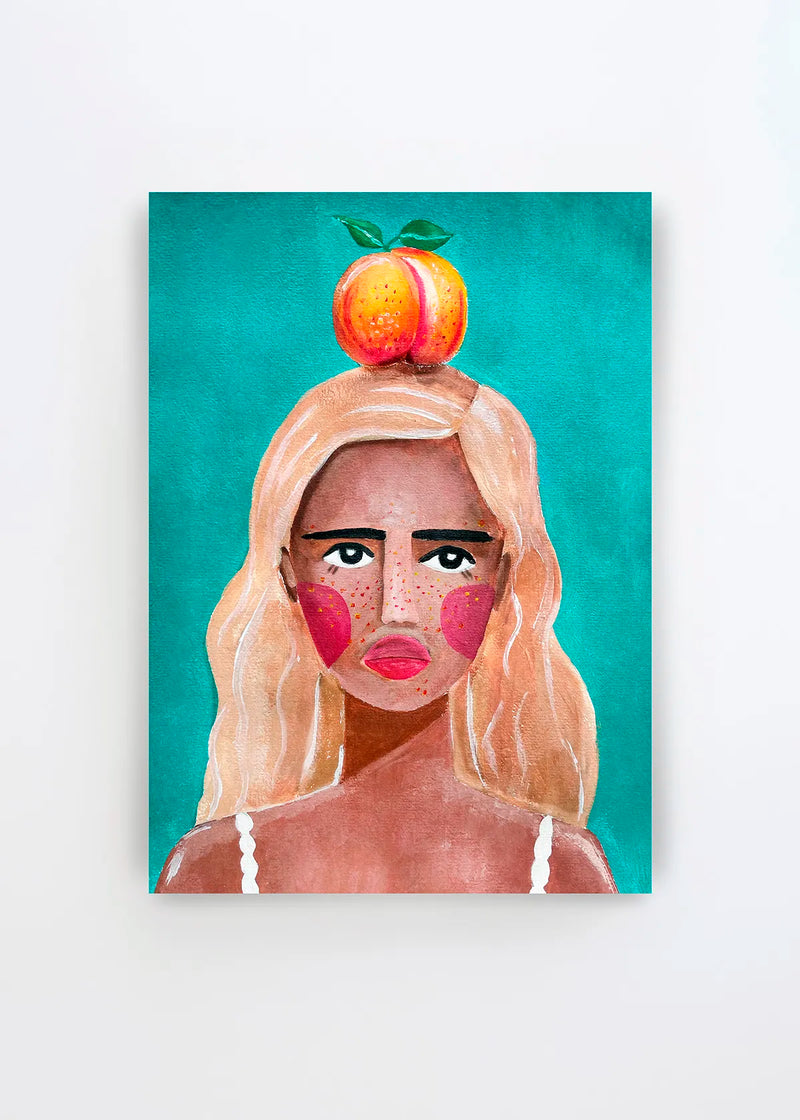 Woman With Peach plakat af Raissa Oltmanns med et farverigt kvindeportræt, lyst hår, pink kinder, en fersken på hovedet og turkis baggrund.